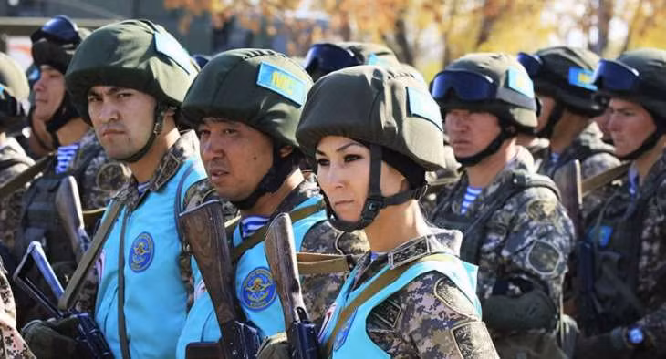Do quá bế tắc khi không có được sự ủng hộ của nước ngoài, Armenia còn đơn phương tuyên bố rằng Nga sẵn sàng gửi lực lượng Gìn giữ Hòa bình đến vùng chiến sự để có thể giải quyết xung đột. Điều này khiến điện Kremlin ngay lập tức lên tiếng phủ nhận, cho thấy sự bế tắc của Yerevan phải tìm đến cách đưa Nga ra làm bình phong cho mình. Ảnh: Lực lượng Gìn giữ Hòa bình Nga.