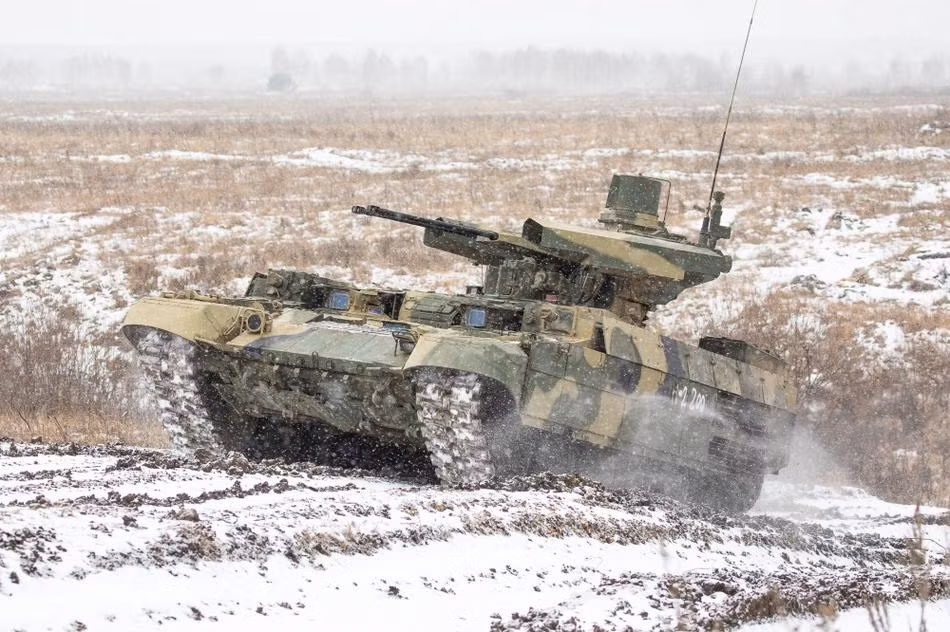 BMPT-72 sử dụng một kíp lái 3 người với lái xe ngồi ở giữa phía trước, trưởng xa và pháo thủ ngồi hai bên ở phía sau, trọng lượng cũng giảm từ 47 tấn cũ trên thiết kế tiền nhiệm xuống còn 44 tấn. Chiều dài 7.2m và rộng 3.59m. Có thể hoạt động trong nhiều môi trường khắc nghiệt, địa hình phức tạp, trong cả ban ngày lẫn ban đêm và đặc biệt là tác chiến đô thị rất tốt. Ảnh: BMPT-72 cơ động vượt địa hình