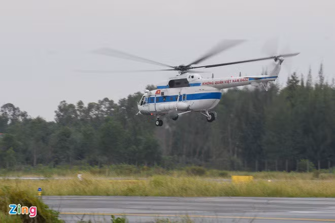 Đến 9 giờ 20 phút sáng cùng ngày, chiếc Mi-171E đầu tiên đã cất cánh hướng về phía thủy điện Rào Trăng 3. Chiếc này sẽ làm nhiệm vụ bay trinh sát khí tượng cũng như quan sát tình hình thực tế tại hiện trường để quyết định phương án cứu hộ là sẽ hạ cánh trực thăng xuống hay cứu bằng dây tời. Ảnh: Chiếc Mi-171E cất cánh làm nhiệm vụ - Nguồn: Zing.