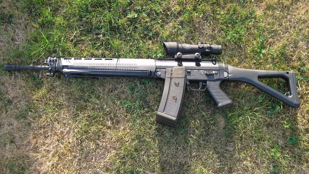 Mẫu súng trường tấn công tiên tiến nhất đến từ Thụy Sĩ là khẩu SIG SG 550; mẫu súng này được sản xuất từ năm 1986 và được Quân đội Thụy Sĩ sử dụng từ năm 1990. Nó đã được xuất khẩu sang hơn 20 quốc gia và thường được sử dụng trong các đơn vị tinh nhuệ và lực lượng đặc biệt. Hơn 600.000 khẩu SG 550 đã được sản xuất.