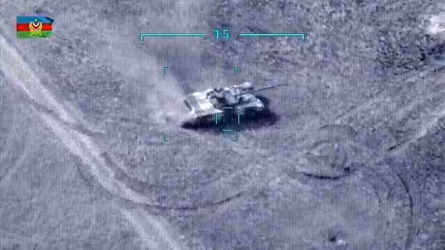 Trong những ngày gần đây, xung đột Armenia và Azerbaijan tại khu vực Nagorno-Karabakh (Naka) ngày càng trở nên căng thẳng; xét về mặt thực lực, thì Azerbaijan mạnh hơn đáng kể so với Armenia, khi họ nhận được sự hỗ trợ rất lớn của Thổ Nhĩ Kỳ và Israel. Ảnh: Một trận địa xe tăng của Armenia bị UAV Azerbaijan tiêu diệt - Nguồn: Sina