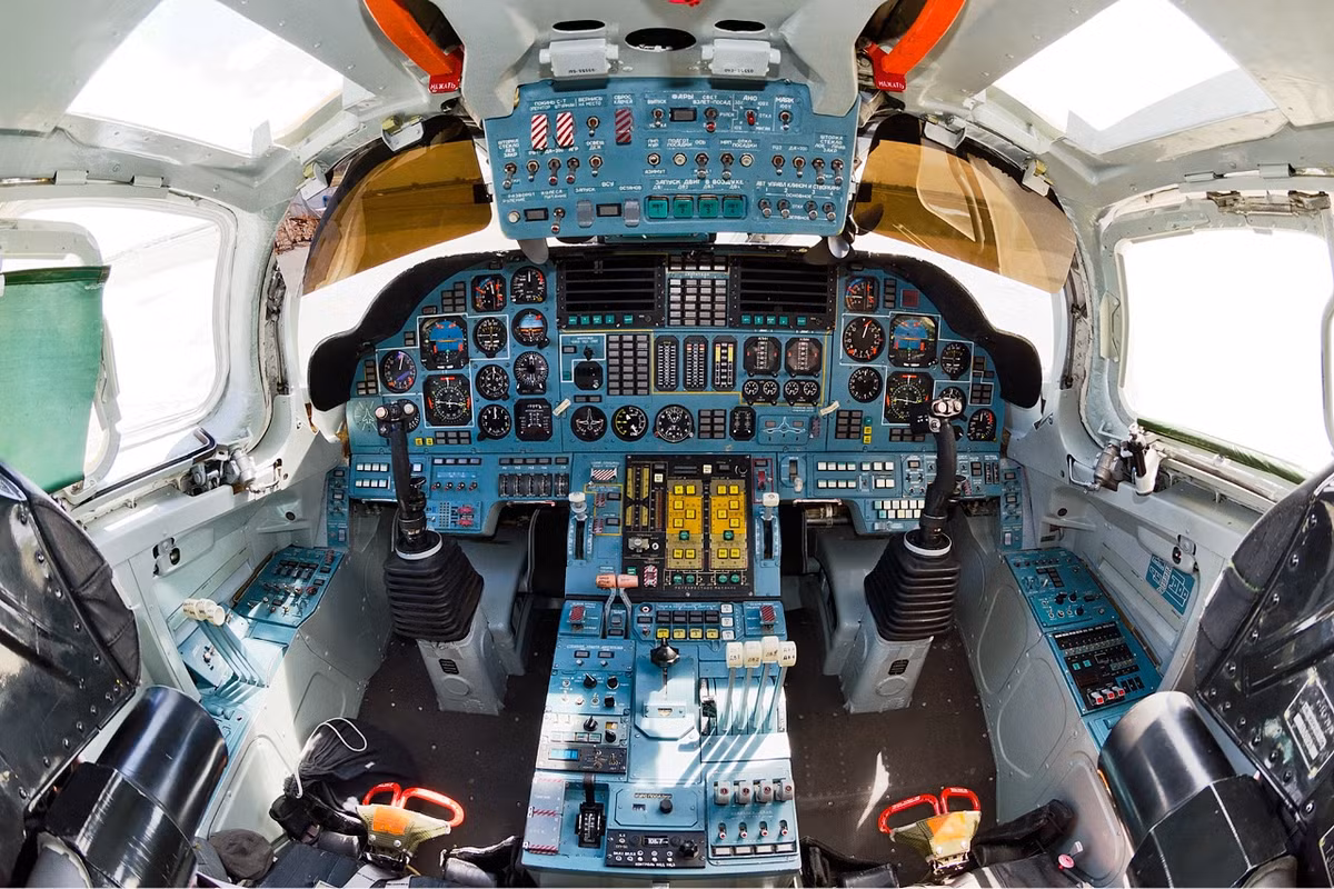 Để đạt được những tính năng tuyệt với trên, "trái tim" mà chiếc Tu-160 sử dụng là động cơ NK-32. Trong công nghệ hàng không, hiệu suất của động cơ quyết định rất nhiều đến khả năng hoạt động của máy bay chiến đấu, đặc biệt là khả năng cơ động của nó. Ảnh: Buồng lái máy bay Tu-160. Nguồn: Topwar