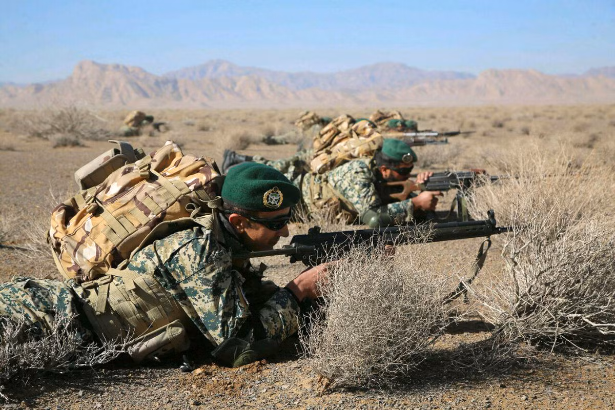 Nếu không có quyết tâm chính trị trên, rất có thể quân đội Mỹ đã hành động "dạy cho Iran bài học"; nhất là sau những vụ Iran bắn rơi UAV MQ-4C và tập kích tên lửa vào hai căn cứ quân sự của Mỹ tại Iraq, hai quốc gia đã ở bên bờ một cuộc chiến tổng lực. Ảnh: Quân đội Iran - Nguồn: Wikipedia.