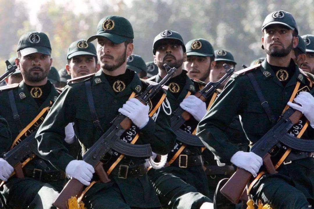 Đối với Iran, quân đội Mỹ là trở ngại lớn nhất để họ có thể xưng bá tại Trung Đông; trước khi lệnh cấm vận vũ khí Iran hết hiệu lực, Mỹ đã gây áp lực lên Iran và rút khỏi thỏa thuận hạt nhân Iran (P5+1) và tái khởi động cấm vận kinh tế với Iran, nhưng Iran vẫn tồn tại. Ảnh: Quân đội Iran - Nguồn: Wikipedia.