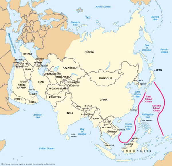Cũng theo báo cáo của RUSI nhận định, không quân Trung Quốc hiện chỉ là lực lượng mang tính "khu vực", với khả năng hoạt động gói gọn trong "chuỗi đảo thứ nhất", thuật ngữ dùng để chỉ khu vực bên trong vành đai, nối từ quần đảo Kuril qua Nhật Bản và tới Philippines. Ảnh: Đường màu đỏ thể hiện chuỗi đảo thứ nhất và thứ hai - Nguồn: Wikipedia.