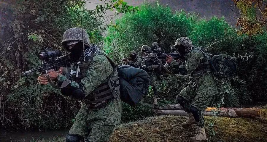 Không những thế, Taliban cũng đặc biệt chú trọng trong việc trang bị các loại quân phục ngụy trang cho người lính để phù hợp với các loại địa hình tác chiến trên chiến trường. Trong khu vực rừng già, rừng rậm nhiệt đới, người lính sẽ được mang mặc quân phục kiểu Woodland còn khi chiến đấu tại địa hình rừng trẻ, rừng lá nhỏ sẽ sử dụng quân phục ngụy trang kỹ thuật số Digital. Ảnh: Binh sĩ Taliban với quân phục Digital.