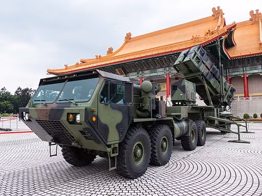 Việc triển khai khí tài vào huấn luyện giữa các khu dân cư trong thời bình, đặc biệt là tên lửa phòng không là một điều khá hiếm hoi bởi nó có thể tạo một tâm lý xấu trong công chúng và nếu khai hỏa bắn đạn thật sẽ gây ảnh hưởng rất nhiều đến đời sống sinh hoạt của nhân dân. Thông thường, các tổ hợp phòng không tầm xa như Patriot-3 phải được triển khai ở xa các khu dân cư và xung quanh các địa điểm quan trọng như sân bay, kho tàng, sở chỉ huy, trung tâm đầu não,… Ảnh: Xe phóng của tổ hợp Patriot-3 Đài Loan tại địa điểm trưng bày.