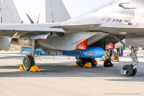 Tên lửa BrahMos có trọng lượng gấp đôi và tốc độ gấp 4 lần của tên lửa Tomahawk. Do có tốc độ cao và trọng lượng nặng hơn, nên BrahMos tạo ra động năng lớn hơn, khi bắn trúng mục tiêu và có thể gây ra tác động tàn phá lớn hơn nhiều tên lửa Tomahawk.