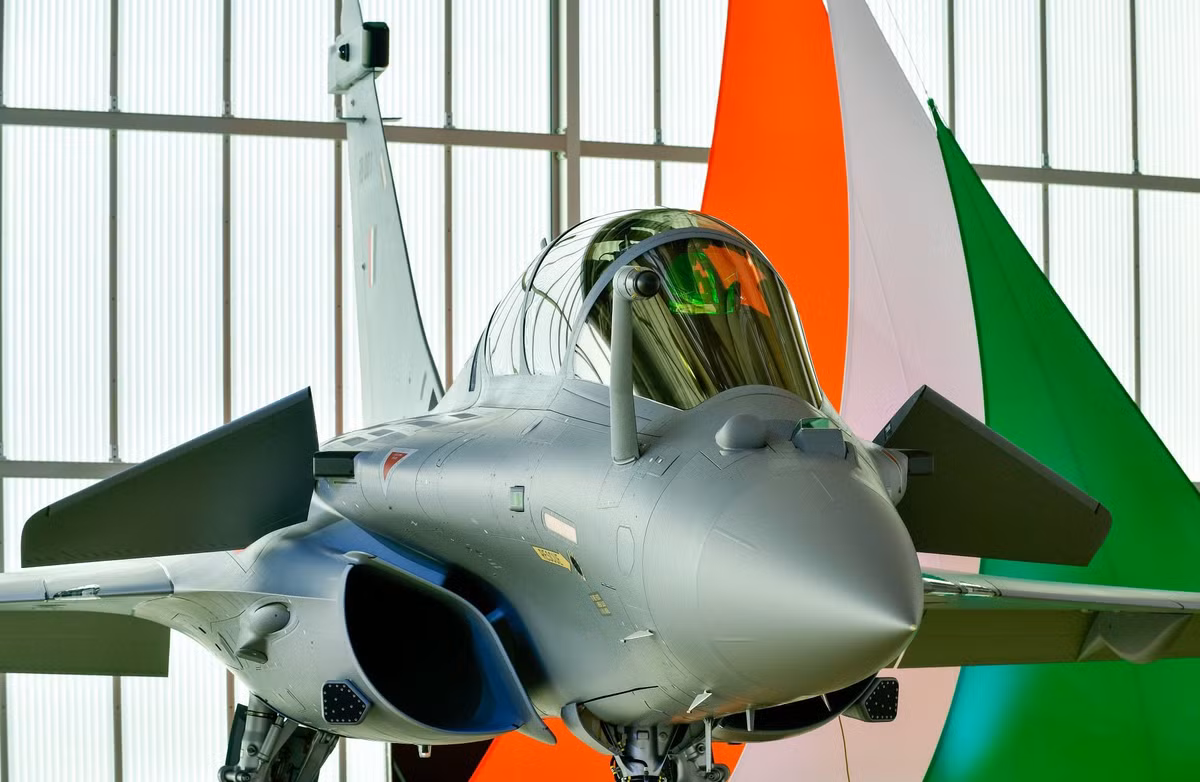 Phiên bản Rafale được thiết kế cho Ấn Độ đã bổ sung thêm 13 tính năng mới. Tuy nhiên giá mua một chiếc Rafale cao tới 200 triệu USD và giá gần tương đương với chiếc F-22; vì vậy lượng đặt hàng của Ấn Độ chỉ có 36 chiếc. Ảnh: Chiến đấu cơ Rafale của Ấn Độ - Nguồn: Wikipedia.