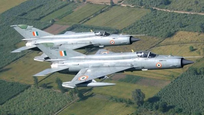 Việc sản xuất MiG-21 tiếp tục cho đến năm 1985 và có tổng cộng 946 chiếc được sản xuất. Trong đó, hơn 100 chiếc đã được hiện đại hóa theo chương trình MiG-21-93 của Nga, được lắp đặt radar điều khiển hỏa lực "Javelin", có khả năng đa nhiệm như đối không, đối đất, chống hạm và có thể sử dụng tên lửa R-27 tầm trung. Ảnh: MiG-21 của lực lượng Không quân Ấn Độ - Nguồn: PTI