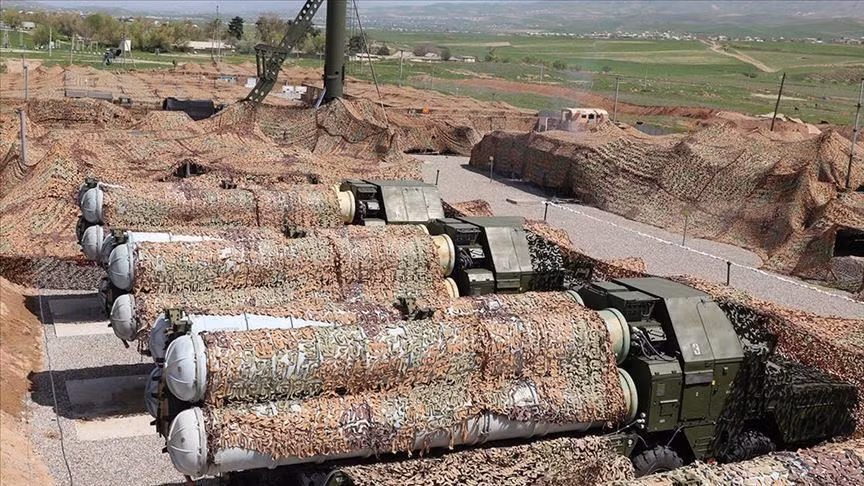 Đồng thời máy bay chiến đấu thế hệ 4 của Israel là F-15 và F-16 đã tiến hành một trận không chiến quy mô lớn với Không quân Syria ở Thung lũng Bekaa, bắn hạ 82 chiếc MiG-21 và MiG-23 thế hệ 3 do Liên Xô sản xuất, nhưng nhưng không để mất một chiếc nào. Ảnh: Chiếc F-15 của Israel tại Căn cứ Không quân Tel Nof, đã bắn rơi 2 máy bay Syria - Nguồn: Wikipedia.