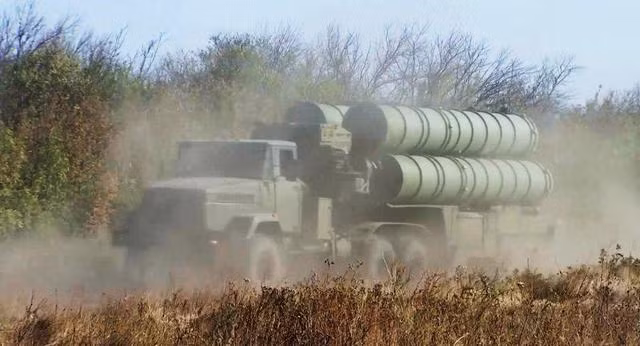 Trong cuộc xung đột giữa Azerbaijan và Armenia tại khu vực Nagorno-Karabakh đang diễn ra, hệ thống phòng không S-300 của Armenia dường như là nạn nhân của một cuộc tấn công bằng UAV tàn khốc từ Azerbaijan. Video từ cuộc xung đột cho thấy, Azerbaijan sử dụng tên lửa hành trình do Israel sản xuất, để tấn công hệ thống S-300 của Armenia. Ảnh: Tên lửa phòng không S-300 của Armenia - Nguồn: Topwar