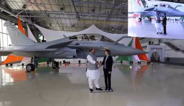 Với giá "cắt cổ" của Rafale, liệu nó có "sắt ra miếng" hơn F-35 của Mỹ? Trên thực tế, giá thành của máy bay chiến đấu Rafale của Pháp không quá đắt, do gói xuất khẩu máy bay Rafale cho Ấn Độ và Qatar đều là trọn gói, bao gồm tên lửa không đối không tầm ngắn Mika, tên lửa không đối không tầm xa Meteor và tên lửa hành trình Scap. Ảnh: Lễ bàn gia máy bay Rafale cho Ấn Độ - Nguồn: Wikipedia.