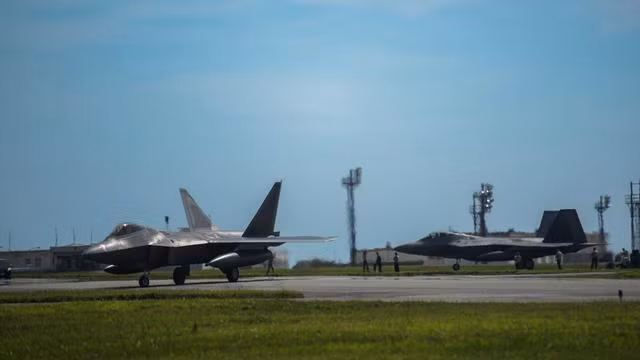 Theo các nguồn tin Nhật Bản, từ sáng sớm ngày 19/11, các máy bay chiến đấu F-22A Raptor do Không quân Mỹ triển khai tại tại Iwakuni, đã tham gia chuyến bay huấn luyện đầu tiên; trong đó tiến hành các hoạt động huấn luyện chuyên sâu với các máy bay chiến đấu F-35B đóng tại Iwakuni.