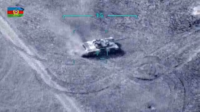 Trong cuộc xung đột tại khu vực Nagorno-Karabakh, UAV trở thành một trong những vũ khí tác chiến quan trọng của chiến tranh hiện đại, nhờ vào khả năng cơ động nhanh và sức tấn công mạnh mẽ, đã thu hút được sự quan tâm rộng rãi của giới quân sự tất cả các nước. Ảnh: UAV của Azerbaijan dễ dàng tiêu diệt xe tăng Armenia - Nguồn: Sina