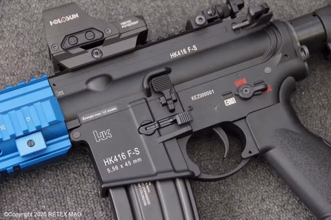 Khẩu HK-416F vẫn giữ nguyên thiết kế tính năng có chốt hỗ trợ đẩy khóa nòng như khẩu M-16, mục đích là đóng khóa nòng khi khóa nòng không đóng hết; chốt giữ hộp tiếp đạn nằm bên phải, ngay phía trên cò súng, khi nhấn chốt, hộp tiếp đạn sẽ tự rời ra khỏi cửa giữ hộp tiếp đạn. Nguồn ảnh: Heckler &amp; Koch
