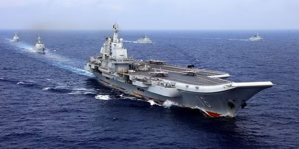 Nhìn chung, có thể thấy rằng tàu sân bay Liêu Ninh của Trung Quốc có sự vượt trội về hệ thống điện tử cũng như các loại máy bay phục vụ đa dạng và đa nhiệm, có sức chiến đấu cao hơn so với các loại được sử dụng trên người chị em Đô đốc Kuznetsov song sinh của nó. Đây cũng là điều tất yếu bởi lẽ Kuznetsov đã được biên chế trước Liêu Ninh cả 20 năm. Ngoài ra, hạm đội nhóm tác chiến tàu sân bay hộ tống Liêu Ninh cũng mạnh mẽ hơn Kuznetsov rõ rệt giúp nó tạo một lợi thế vô cùng lớn trước nhóm tác chiến tàu sân bay của người hàng xóm Nga. Ảnh: Tàu Liên Ninh cùng đội tàu hộ tống.