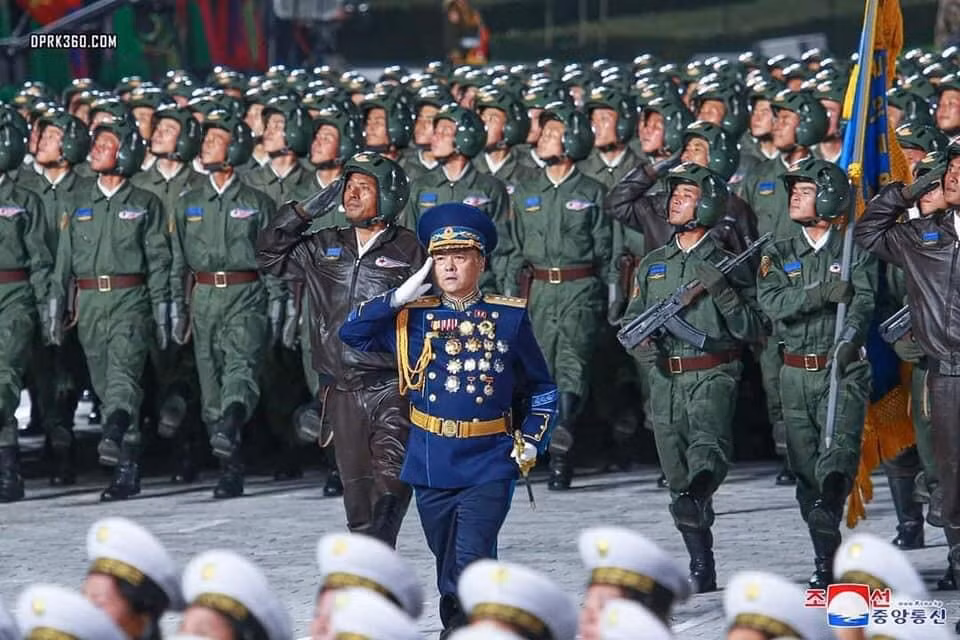 Khối chiến sĩ không quân với đồ bay màu xanh lá và mũ phi công đồng bộ vô cùng đẹp mắt. Đối với bất cứ quân đội quốc gia nào, chú trọng không quân là điều tất yếu không thể thiếu, nhất là với việc kẻ thù tiềm năng của Triều Tiên có một lực lượng không quân khá mạnh.