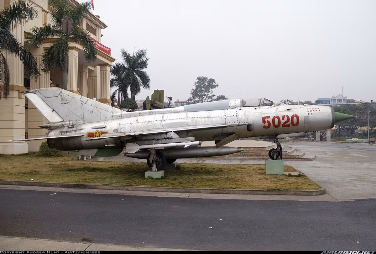 Tiêm kích MiG-21PF/PFM và F13 có khả năng mang tải 1.5 tấn vũ khí qua hai mấu treo ở hai bên cánh. Ngoài ra, cả hai phiên bản MiG-21 này có chung trực điểm khá độc đáo là nắp buồng lái được mở lật lên phía trước, thay vì kéo ngược ra sau như các đời MiG trước hay lật sang bên phải như các phiên bản MiG-21 đời sau. MiG-21PF/PFM sử dụng động cơ đốt trong R11F2-300 cho phép nó đạt vận tốc tối đa 2.177km/h, tầm hoạt động tối đa 1400km. Nguồn ảnh: Pinterest.