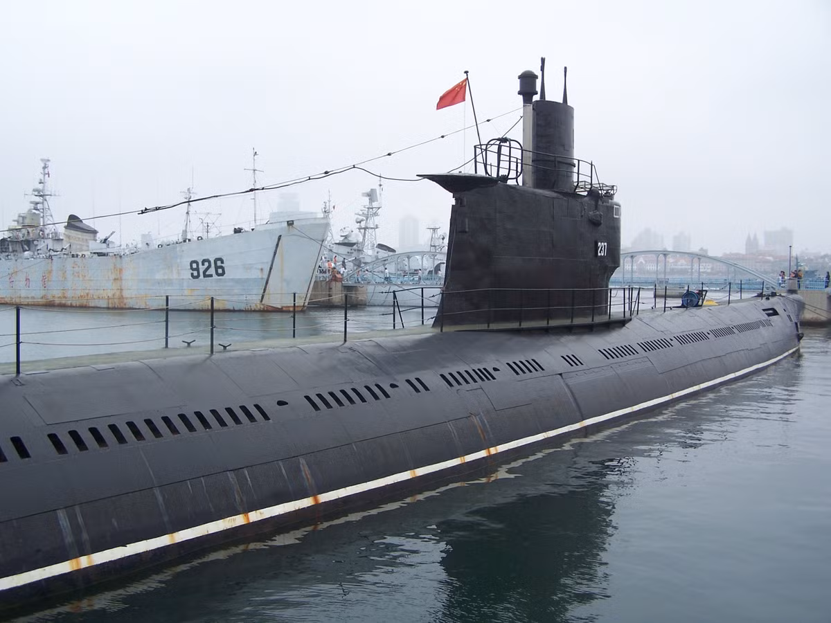 Vào ngày 25/4/2003, một tàu đánh cá Trung Quốc đã phát hiện thấy chiếc kính tiềm vọng của một tàu ngầm lơ lửng trên mặt nước. Các ngư dân đã thông báo cho Hải quân Trung Quốc (PLAN), PLAN đã nhanh chóng cử hai tàu đến để điều tra. Ảnh: Tàu ngầm Trung Quốc lớp Type 035G Ming III - Nguồn: Sina