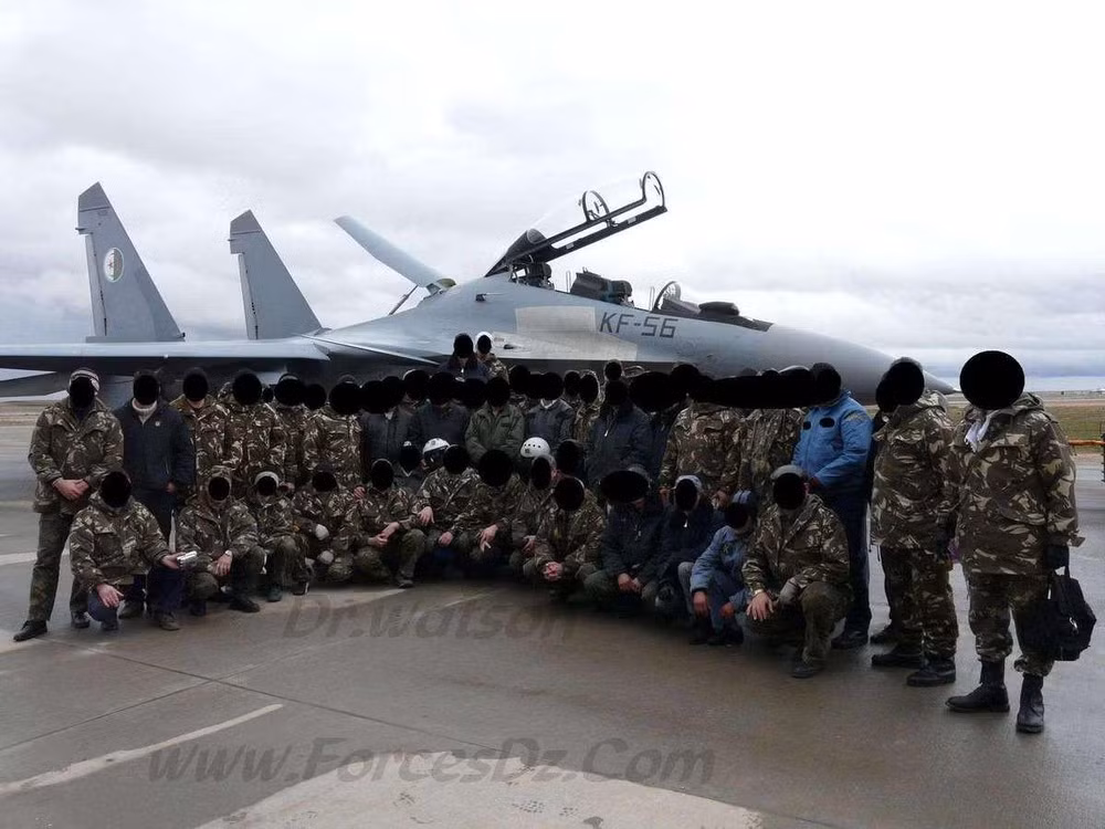 Không quân Algeria dự kiến sẽ nhận lô máy bay chiến đấu Su-57 đầu tiên vào khoảng năm 2025 và có thể nâng cấp số máy bay chiến đấu Su-30MKA lên tiêu chuẩn Su-30SM2. Không quân nước này cũng có thể mua tên lửa K-77 và R-37M cùng lúc. Ảnh: Máy bay Su-30MKA của Không quân Algeria - Nguồn: Wikipedia.