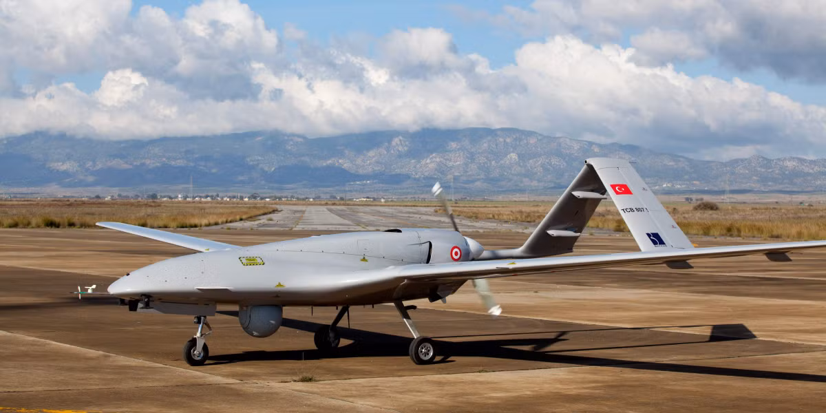 Loại vũ khí có ảnh hưởng thứ hai trong danh sách là UAV tấn công TB-2 của Thổ Nhĩ Kỳ. Ban đầu là một sản phẩm UAV không tên tuổi, nó liên tục bị bắn hạ trong cuộc nội chiến ở Libya. Tuy nhiên, trong Chiến tranh Nagorno-Karabakh vừa qua, UAV TB2 của Azerbaijan trang bị đã đóng một vai trò xuất sắc trong chiến thắng của nước này trước Armenia - Nguồn ảnh: Wikipedia