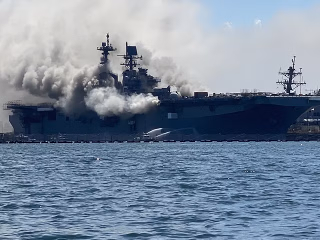 Cháy tàu tấn công đổ bộ Goodman Richard (LHD-6) là thiệt hại lớn nhất mà quân đội Mỹ phải hứng chịu nhiều nhất trong năm nay. Vào khoảng 8h30 sáng ngày 12/7, tàu tấn công đổ bộ USS Goodman Richard đang trong quá trình nâng cấp tại Căn cứ Hải quân San Diego thì bất ngờ bốc cháy – Nguồn ảnh: Hải quân Mỹ