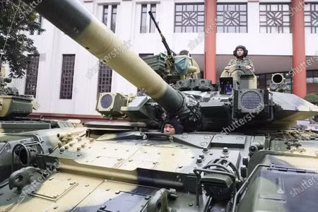 Do đó, khi tiếp nhận, bảo quản và vận hành ở khu vực có khí hậu khắc nghiệt như ở Việt Nam, các tác nhân thời tiết sẽ ảnh hưởng cực kỳ nặng nề đến hệ thống điện tử và lâu dần có thể gây hỏng hóc, mất khả năng chiến đấu. Do đó, việc phát triển túi bảo quản hút ẩm cho xe tăng là một phương án cực kỳ tối ưu, giúp khí tài được cất giữ luôn trong trạng thái thông số kỹ thuật lý tưởng nhất, tạo sức chiến đấu cao ngay khi đưa vào sử dụng. Ảnh: Cận cảnh mặt giáp trước xe tăng T-90S/SK Việt Nam.