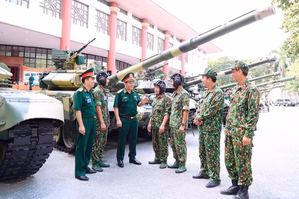 Dù vậy, dự án phát triển túi bảo quản dành cho xe tăng T-90S/SK mới đang ở giai đoạn chế tạo thử nghiệm tính năng. Hi vọng trong thời gian tới, Việt Nam sẽ tiếp tục nghiên cứu và chế tạo số lượng lớn, đáp ứng đủ số lượng trang bị cho các loại xe tăng hiện đại cũng như phát triển mở rộng hơn nữa cho các loại khí tài công nghệ cao khác đang có trong biên chế quân đội ta. Ảnh: Xe tăng T-90 Việt Nam tại triển lãm.