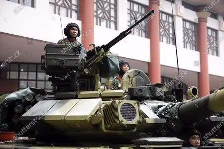 Khác với các loại xe tăng T-54/55, Type-59 thế hệ thứ 1 hay T-62 thế hệ thứ 2 mà Quân đội ta đang trang bị, vốn sử dụng công nghệ của những thập niên 50, 60 của thế kỷ trước thì T-90S/SK là loại xe tăng thế hệ thứ 3 cực kỳ hiện đại, sử dụng các công nghệ mới tinh túy của Liên Xô và Nga trong những năm 1990 và có phần còn cải tiến hơn, ví dụ như động cơ hay trang thiết bị, tiện nghi của xe. Ảnh: Cận cảnh tháp pháo T-90S/SK Việt Nam.