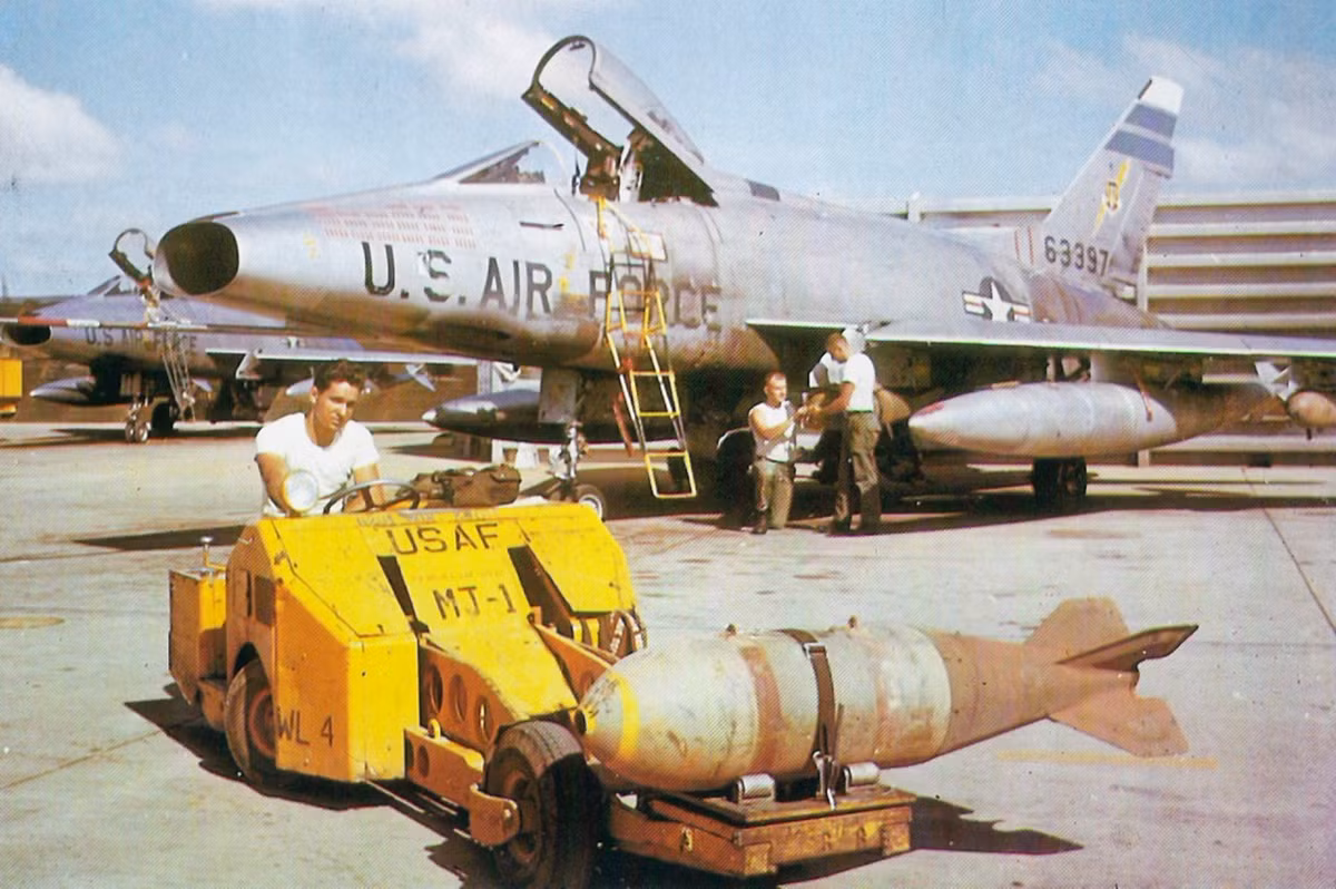 Bom M117 có khối lượng 340kg và 372kg khi lắp đầy đủ ngòi nổ và đuôi bom, trong đó chứa 183kg thuốc nổ TNT hoặc Tritonal. Loại bom này đã phục vụ trong quân đội Mỹ từ trước chiến tranh Triều Tiên cho đến tận ngày nay như là một loại bom thông thường cực kỳ phổ biến và hiệu quả. Ảnh: Bom M117 chuẩn bị được lắp lên tiêm kích của Không quân Mỹ trong Chiến tranh Việt Nam.