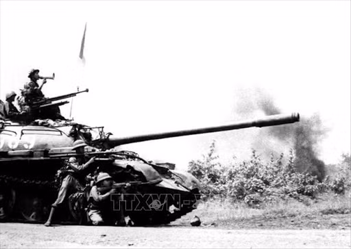 Lúc 17 giờ ngày 9/3/1975, Trung đoàn tổ chức hành quân chiếm lĩnh trận địa theo 3 khối: Khối một gồm Tiểu đoàn Bộ binh 5 và Tiểu đoàn 3 Đặc công. Khối hai gồm Tiểu đoàn Bộ binh 4, Trung đoàn bộ và các đơn vị trực thuộc. Khối ba là Tiểu đoàn Bộ binh 6. Ảnh: Xe tăng Quân Giải phóng tiến công thị xã Buôn Ma Thuột, ngày 10/3/1975 - Nguồn: TTXVN