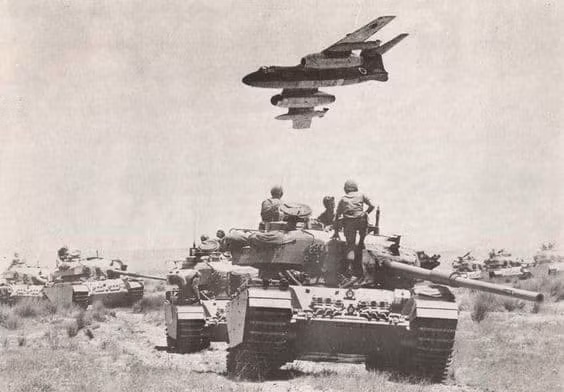 Với sức mạnh tổng lực, Quân đội Israel nhanh chóng chiếm Dải Gaza và tiến vào Arish và Abu Ogra trên bán đảo Sinai. Sau đó, Quân đội Israel chia thành ba mũi và bắt đầu tấn công khu vực kênh đào Suez.