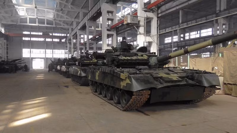 Theo tin tức mới nhất, không một doanh nghiệp quốc phòng nào trong nước sẵn sàng nhận hợp đồng đại tu xe tăng T-84 và T-64 ở Ukraine; mặc dù đây chỉ là hợp đồng bảo dưỡng cho các thiết bị đang hoạt động của quân đội, số lượng không lớn và khối lượng công việc cũng nhiều. Ảnh: Xe tăng T-64 đại tu của Ukraine - Nguồn: Sina