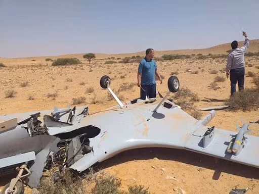 Như vậy rất có khả năng chiếc UAV TB-2 của Thổ Nhĩ Kỳ có vấn đề; những thiết bị truyền dữ liệu đầu cuối, nếu xuất khẩu cho các tổ chức hoặc nước khác thì dễ bẻ khóa; do vậy UAV TB-2 sẽ không an toàn chút nào. Ảnh: UAV TB-2 bị bắn hạ tại chiến trường Syria - Nguồn: Wikipedia.