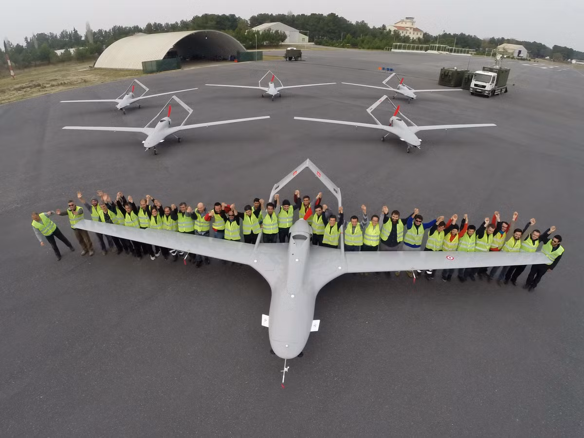 Nếu nguyên nhân các "vụ tai nạn" của UAV TB-2 được phát hiện là có "bàn tay" can thiệp, thì tất cả số UAV TB-2 được biên chế trong quân đội Thổ Nhĩ Kỳ và xuất khẩu ra nước ngoài sẽ trở thành một đống rác thải. Còn nếu thay đổi hệ thống điều khiển trên những chiếc UAV TB-2 hiện tại, chi phí rất đắt. Ảnh: UAV TB-2. Nguồn: Wikipedia.