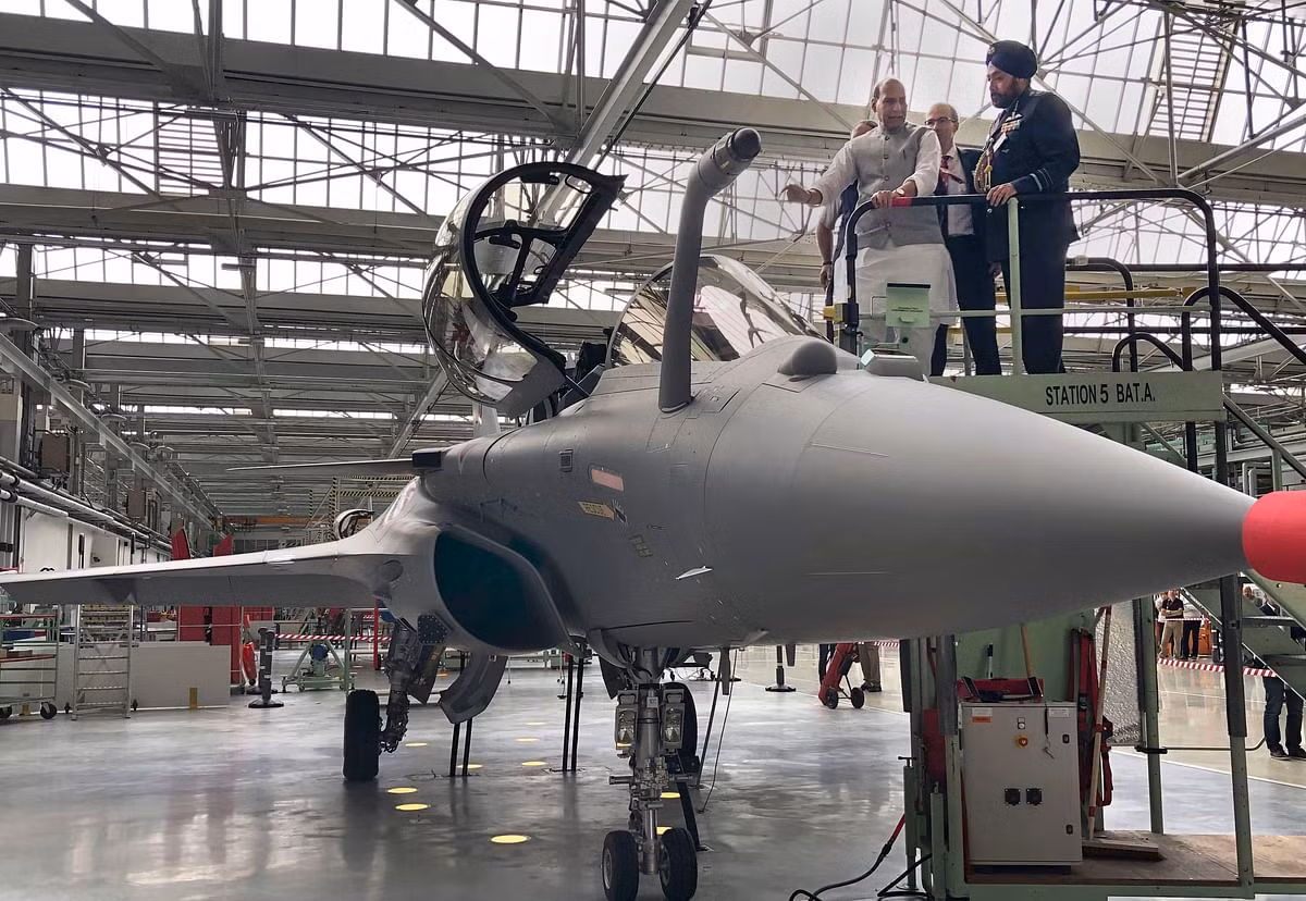 Qatar đã ký một thỏa thuận trị giá 7 tỷ USD với Công ty Dassault vào tháng 5/2015 để mua 24 máy bay chiến đấu Rafale, trong đó có tùy chọn mua thêm 12 máy bay. Chiếc Rafale đầu tiên được chuyển giao cho Không quân Qatar vào tháng 2/2019. Tuy nhiên, cuối cùng Qatar đã không tiếp tục đặt mua Rafale mà thay vào đó là mua tiêm kích F-15QA của Mỹ có hiệu suất tốt hơn.