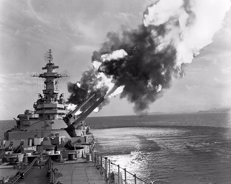 Ngoài ra, USS New Jersey còn bắn phá dọc bờ biển các tỉnh từ Quảng trị đến Thanh Hóa. Như mục đích ban đầu, USS New Jersey với mục tiêu giải vây cho lực lượng không quân chiến thuật Mỹ khỏi các nhiệm vụ gần bờ biển Việt Nam, ngoài ra còn chi viện hỏa lực cho các Sư đoàn Thủy quân lục chiến 1 và 3, Lữ đoàn Dù 173, và Sư đoàn 101 Nhảy dù. Nguồn ảnh: USnavy.