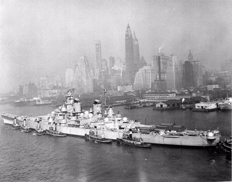 USS New Jersey được đóng theo các thông số kỹ thuật giống với ba con tàu chị em của nó: Iowa, Missouri và Wisconsin. Tàu dài 262 mét, lượng giãn nước đầy tải 57.350 tấn; tàu sử dụng 4 động cơ tuabin hơi nước General Electric, cho tốc độ tối đa là 33 hải lý/giờ. Thủy thủ đoàn 1.921 người. Nguồn ảnh: USnavy.