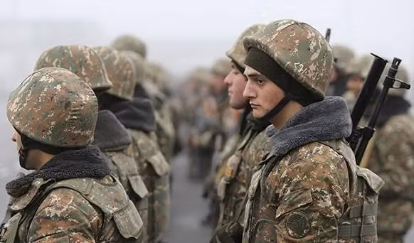 Xung đột giữa hai quốc gia thuộc Liên Xô cũ là Azerbaijan và Armenia đã nổ ra từ cuối tháng 9 cho đến nay đã hơn 1 tháng với nhiều diễn biến vô cùng quyết liệt, cả hai bên đều sử dụng tối đa mọi khả năng mà mình có để có thể đạt được mục đích của mình. Vừa qua, quân đội Azerbaijan đã chiếm được thành phố Shushi - thủ phủ lớn thứ hai tại vùng chiến sự Karabakh mặc cho quân Armenia chống trả quyết liệt. Ảnh: Binh sĩ quân đội Armenia.
