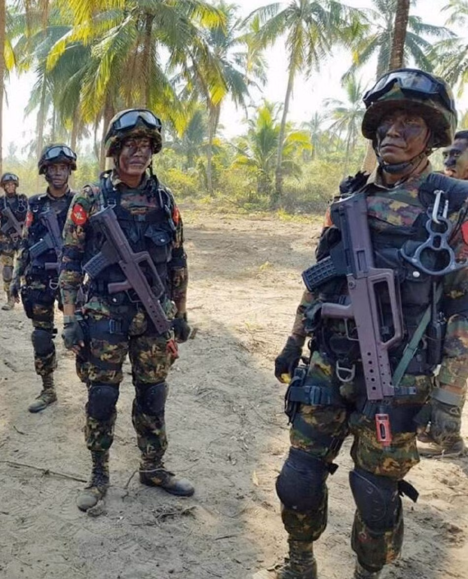 Mạng xã hội Myanmar thời gian vừa qua đã lan truyền những hình ảnh mới nhất về việc các binh sĩ thuộc lực lượng đặc nhiệm của quân đội nước này đã bắt đầu đưa vào trang bị mẫu súng trường tấn công MA-1 Mk III kiểu mới hiện đại nhằm thay thế cho súng MA-1 Mk II. Dù súng MA-1 Mk III đã xuất hiện trước đây trong một số cuộc duyệt binh của Myanmar tuy nhiên gần đây nó mới chính thức được đưa vào trang bị. Ảnh: Lính đặc nhiệm Myanmar với súng trường tấn công MA-1 Mk III kiểu mới.