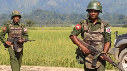 Dù cho là một quốc gia đang phát triển, chi tiêu quốc phòng thấp nhưng Myanmar lại có một nền công nghiệp quốc phòng khá phát triển và tự chủ. Về vũ khí cá nhân, họ đã có thể sản xuất nhiều loại để trang bị cho những người lính của mình như súng trường tấn công, súng máy hạng nhẹ, súng bắn tỉa bán tự động,… và đặc biệt là mẫu súng trường tấn công MA-1 Mk III hiện đại nhất được ra mắt cách đây không lâu Ảnh: Binh sĩ Myanmar trong một lần làm nhiệm vụ.