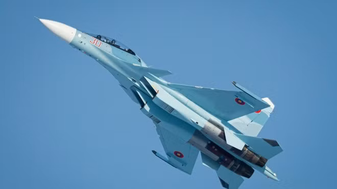 Khả năng chống hạm của Su-30SM là điều Iran đánh giá cao nhất. Radar của Su-30SM có chức năng khẩu độ tổng hợp, còn được lắp đặt hệ thống quang điện hồng ngoại. Sau khi lắp thêm pod quang điện, nó có thể khóa một tàu chiến lớn cách xa 100 km. Ảnh: Chiến đấu cơ Su-30SM - Nguồn: Topwar