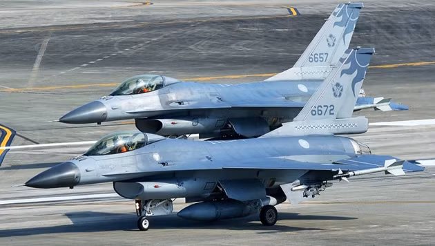 Theo một số phân tích, để có thể biến mất khỏi màn hình radar, máy bay chỉ có cách là bay thấp dưới, chỉ dưới 10m tính từ mặt nước biển lên giúp nó tránh sự phát hiện của radar không lưu. Tuy nhiên ở điều kiện ban đêm thì không thể nào bay thấp như vậy. Ảnh: Biên đội tiêm kích F-16 Đài Loan trong đó có chiếc 6672 xấu số.