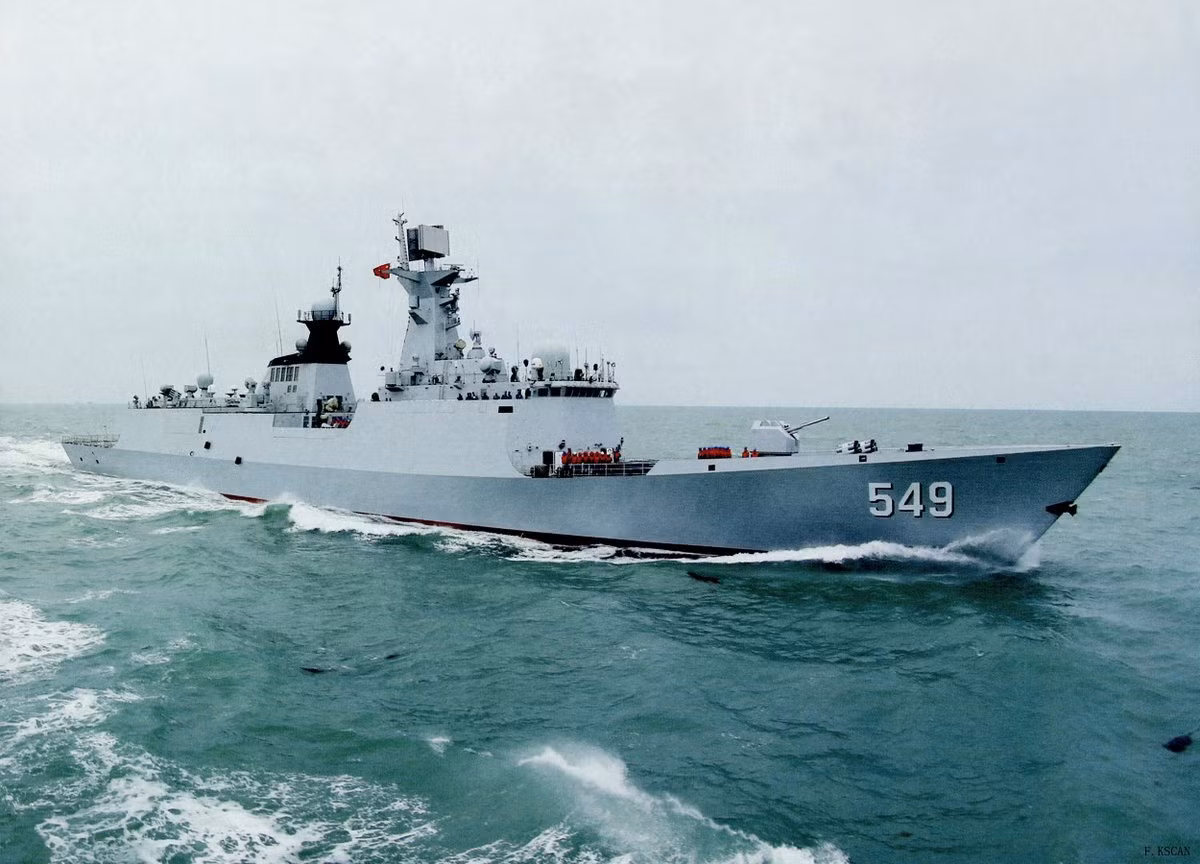 Type-054A là khinh hạm phòng không khu vực đầu tiên của Trung Quốc, được quảng cáo là lớp tàu đa năng, không chỉ được trang bị tên lửa phòng không khu vực tiên tiến và cả tên lửa chống hạm tầm xa. Con tàu này có thể bù đắp những thiếu sót của Hải quân Pakistan. Ảnh: Tàu chiến lớp Type-054A - Nguồn: Sina