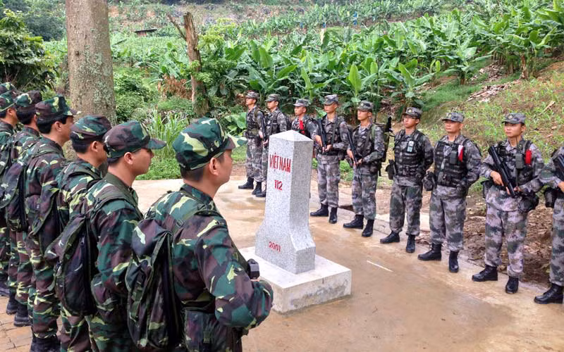 Với đặc thù nhiệm vụ cùng với đó là tính cấp bách, hiện đại hóa phủ hợp với xu thế phát triển trang bị của các lực lượng quân sự trên thế giới, Việt Nam đã có một sự đầu tư đúng đắn và kịp thời trong suốt thời gian dài qua cho lực lượng biên phòng, để cho những chiến sĩ nơi địa đầu Tổ quốc hoàn toàn có thể yên tâm tin tưởng vào vũ khí trang bị được cấp trên giao phó, từ đó hoàn thành xuất sắc hơn nữa nhiệm vụ được giao.Ảnh: Bộ đội biên phòng Việt Nam và Trung Quốc trong buổi tuần tra chung - Nguồn: QĐND.