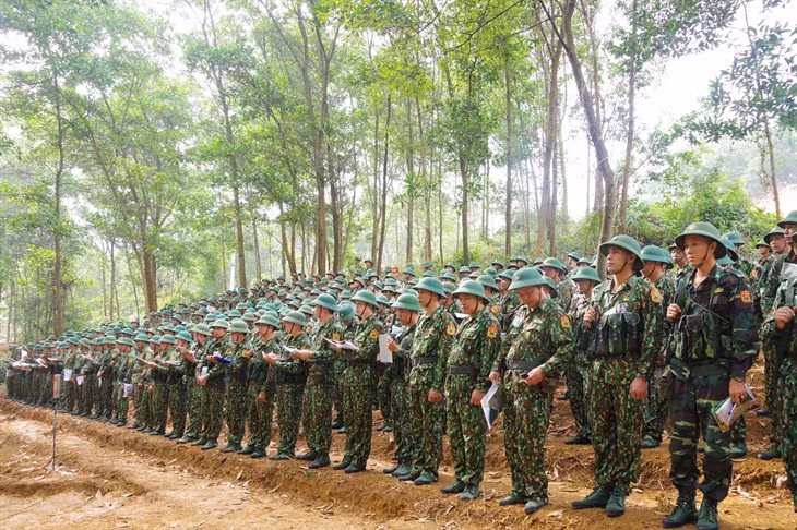 Sáng 23/11 vừa qua tại Học viện Biên phòng, Bộ tư lệnh Bộ đội biên phòng kết hợp với học viện đã khai mạc lớp tập huấn kỹ thuật chiến đấu bộ binh và chiến thuật Biên phòng cho hơn 250 cán bộ chiến sĩ đến từ nhiều đơn vị nhằm nâng cao khả năng tác chiến, từ đó các cán bộ sẽ về triển khai huấn luyện tại đơn vị, sát với thực tế và yêu cầu nhiệm vụ mới. Ảnh: Cán bộ Biên phòng trong buổi tập huấn hôm 23/11 - Nguồn: QĐND.
