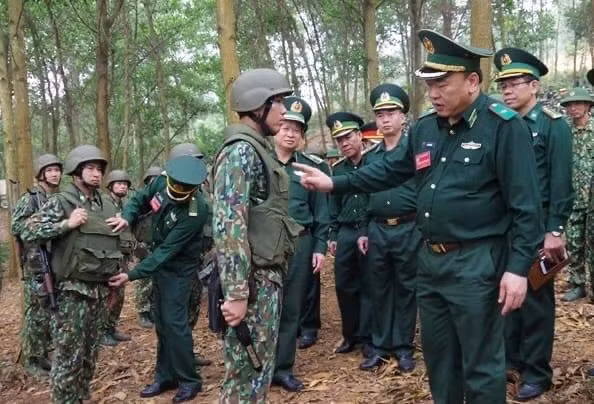 Đặc biệt trong sự kiện này, các cán bộ đã được giới thiệu về trang bị chiến đấu mang tính bảo vệ cao, chiến đấu mạnh của các chiến sĩ đặc nhiệm biên phòng bao gồm súng tiểu liên AKMS, áo giáp có thể mang theo tấm cứng chống đạn và mũ chống đạn làm bằng Kevlar có thể chống đạn súng ngắn 9mm. Ảnh: Các cán bộ đang kiểm tra công tác mang mặc trang bị của chiến sĩ đặc nhiệm biên phòng - Nguồn: QĐND.
