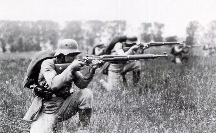 Đầu tiên phải nhắc tới là khẩu Model 1917 Enfield, tiền thân của nó là khẩu Lee-Enfield, đây là một khẩu súng trường bắn nhanh của Anh, được sử dụng nhiều trong Thế chiến thứ nhất.