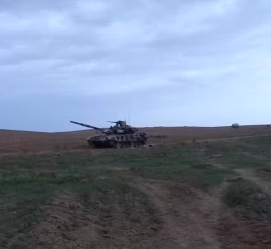 Qua những hình ảnh được công bố, chiếc T-90S của Azerbaijan bị bắt còn khá nguyên vẹn, các miếng giáp phản ứng nổ Kontakt-5 quanh tháp pháo chưa hề được kích hoạt, không có dấu hiệu bị bắn bởi đạn chống tăng. Tuy nhiên một bên đèn nhiễu OTShU-1-7 ở bên trái xe đã bị thổi bay và tháp súng máy phòng không 12.7mm cũng đã bị cháy cho thấy xe đã bị kẻ địch tấn công tuy nhiên nhìn chung là nó vẫn còn có thể hoạt động được. Ảnh: Chiếc T-90S của Azerbaijan bỏ lại trên chiến trường.
